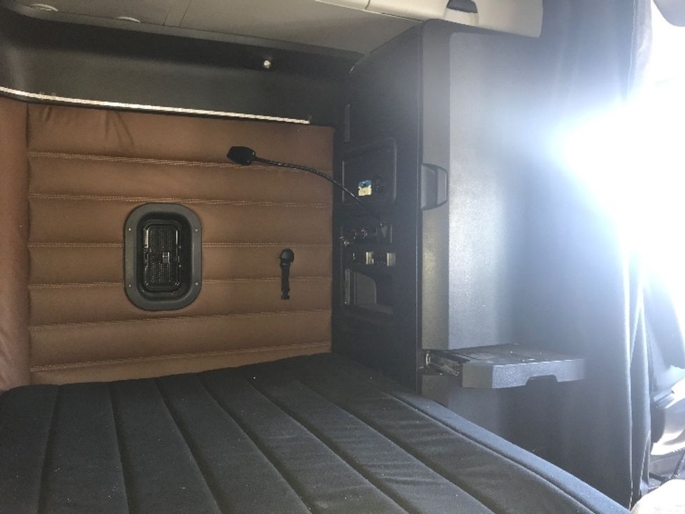 Sleeper Tractor-Heavy Duty Tractors-Freightliner-2020-T12664ST-Dartmouth-NS-847,487\n\t\tkm-$ 76,000 - Image 18