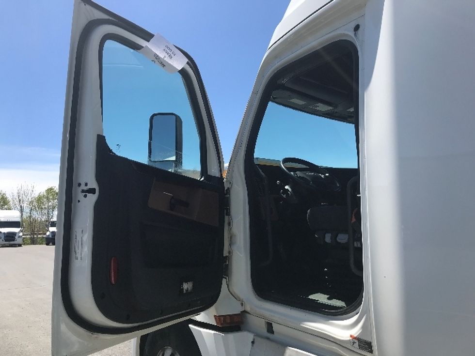 Sleeper Tractor-Heavy Duty Tractors-Freightliner-2020-T12664ST-Dartmouth-NS-847,487\n\t\tkm-$ 76,000 - Image 9