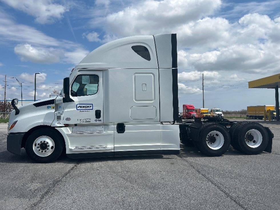 Sleeper Tractor-Heavy Duty Tractors-Freightliner-2020-T12664ST-Davenport-IA-547,157\n\t\tmiles-$ 59,250 - Image 4