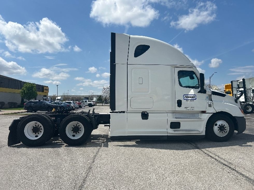 Sleeper Tractor-Heavy Duty Tractors-Freightliner-2020-T12664ST-Davenport-IA-547,157\n\t\tmiles-$ 59,250 - Image 8