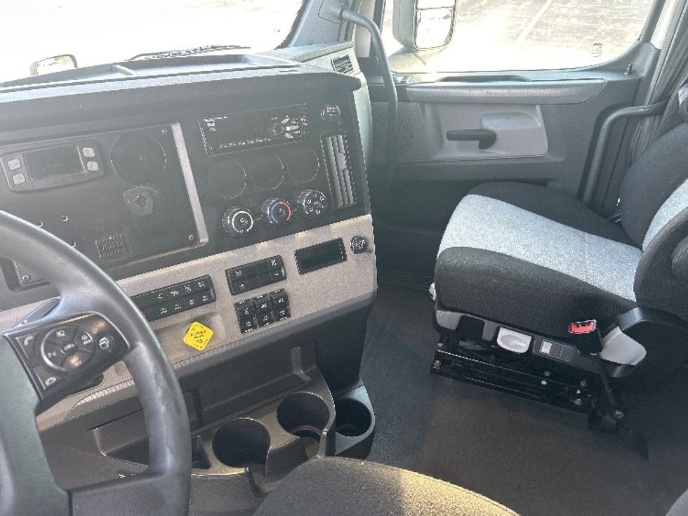 Sleeper Tractor-Heavy Duty Tractors-Freightliner-2020-T12664ST-Davenport-IA-566,486\n\t\tmiles-$ 59,750 - Image 10