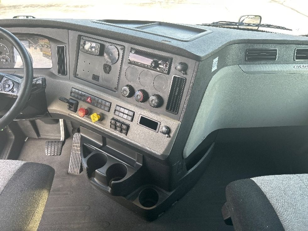 Sleeper Tractor-Heavy Duty Tractors-Freightliner-2020-T12664ST-Davenport-IA-566,486\n\t\tmiles-$ 59,750 - Image 12