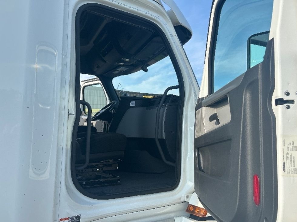 Sleeper Tractor-Heavy Duty Tractors-Freightliner-2020-T12664ST-Davenport-IA-566,486\n\t\tmiles-$ 59,750 - Image 13