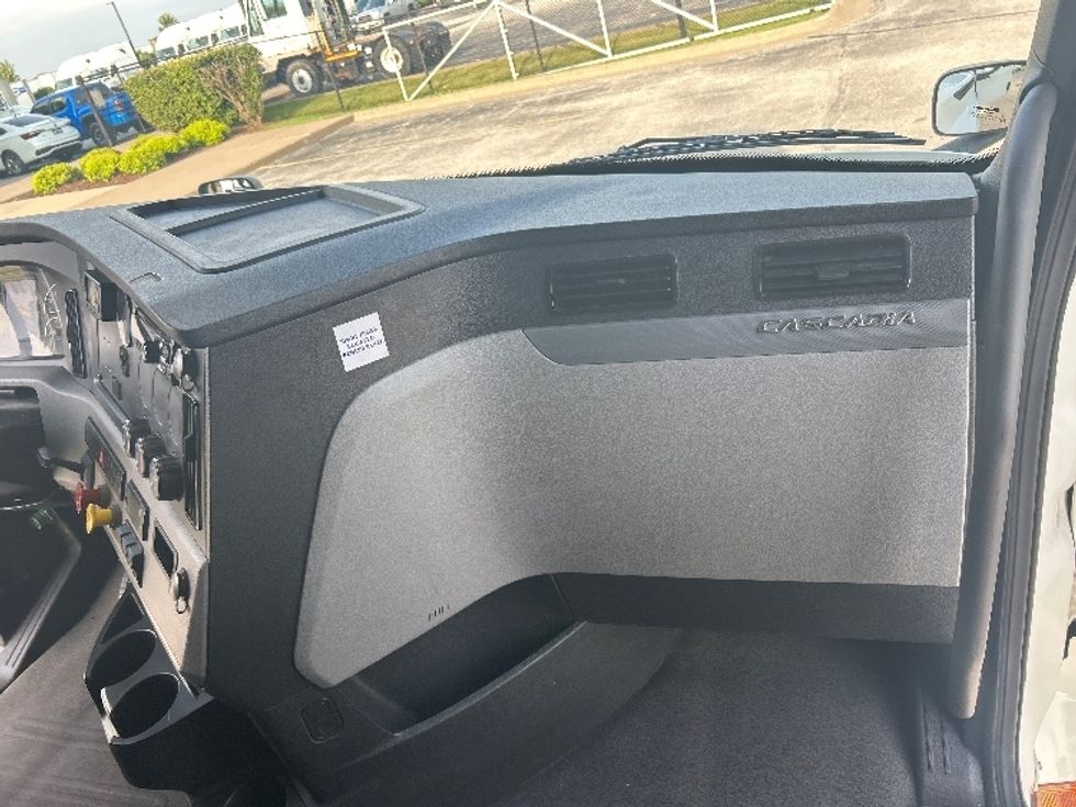 Sleeper Tractor-Heavy Duty Tractors-Freightliner-2020-T12664ST-Davenport-IA-566,486\n\t\tmiles-$ 59,750 - Image 14