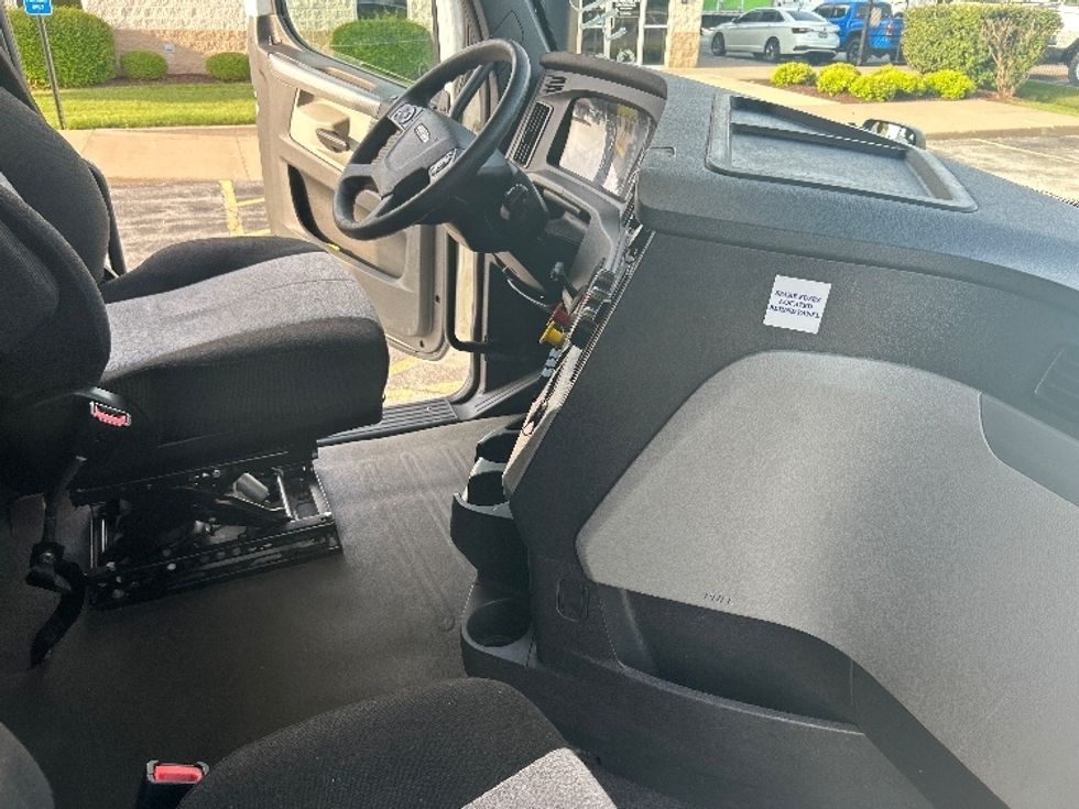 Sleeper Tractor-Heavy Duty Tractors-Freightliner-2020-T12664ST-Davenport-IA-566,486\n\t\tmiles-$ 59,750 - Image 15