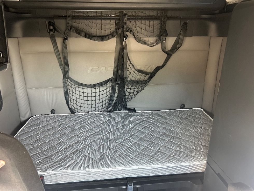 Sleeper Tractor-Heavy Duty Tractors-Freightliner-2020-T12664ST-Davenport-IA-566,486\n\t\tmiles-$ 59,750 - Image 16