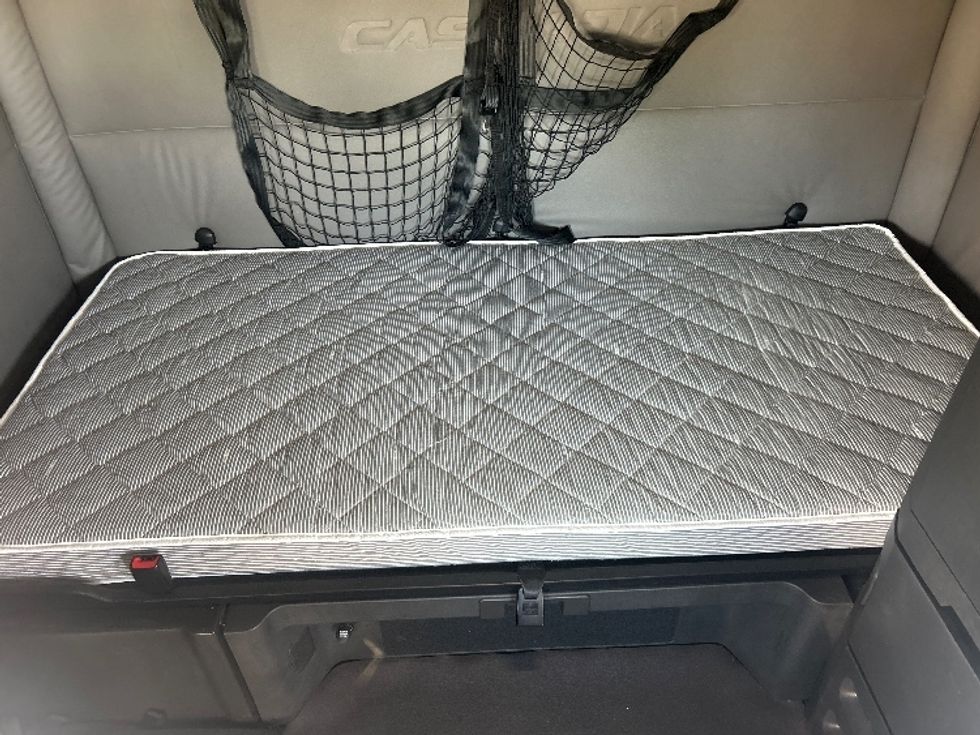 Sleeper Tractor-Heavy Duty Tractors-Freightliner-2020-T12664ST-Davenport-IA-566,486\n\t\tmiles-$ 59,750 - Image 17