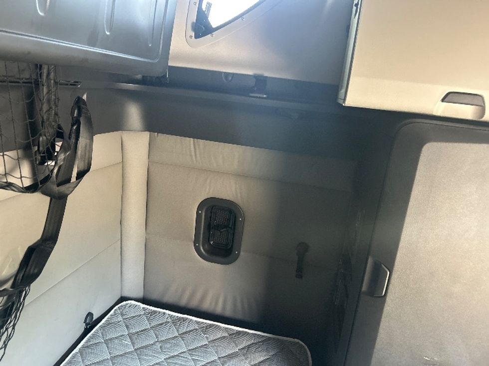 Sleeper Tractor-Heavy Duty Tractors-Freightliner-2020-T12664ST-Davenport-IA-566,486\n\t\tmiles-$ 59,750 - Image 18