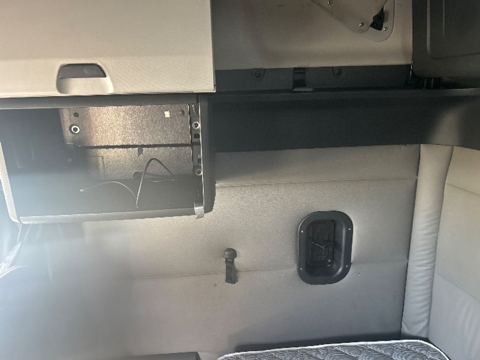 Sleeper Tractor-Heavy Duty Tractors-Freightliner-2020-T12664ST-Davenport-IA-566,486\n\t\tmiles-$ 59,750 - Image 19