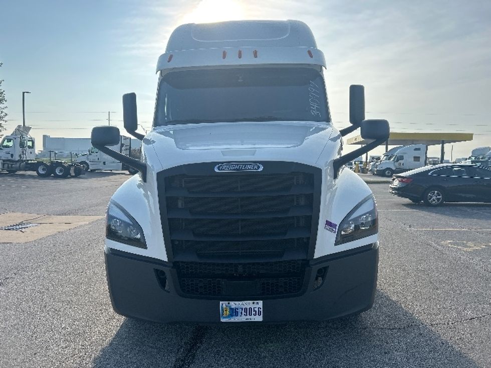 2020 Freightliner Cascadia 126" Sleeper Cab photo 2