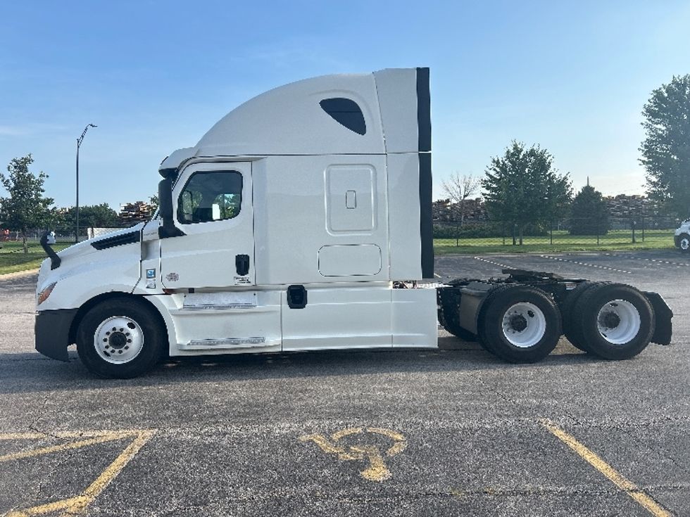 2020 Freightliner Cascadia 126" Sleeper Cab photo 4
