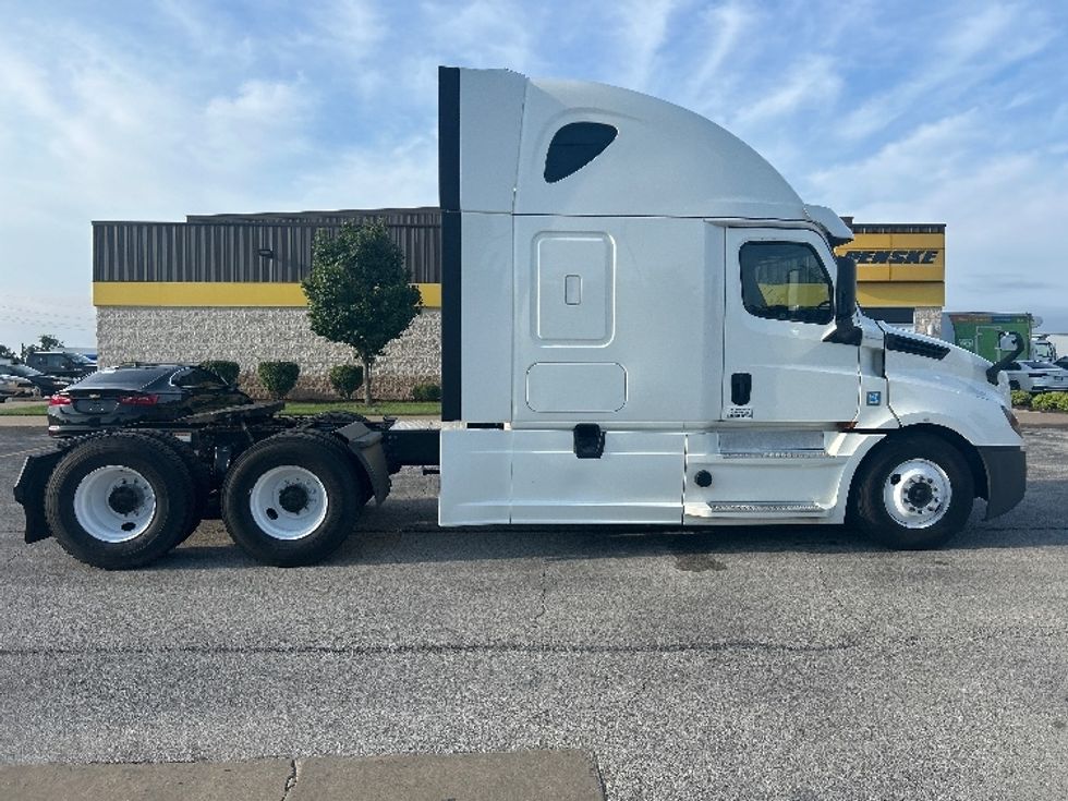 Sleeper Tractor-Heavy Duty Tractors-Freightliner-2020-T12664ST-Davenport-IA-566,486\n\t\tmiles-$ 59,750 - Image 8