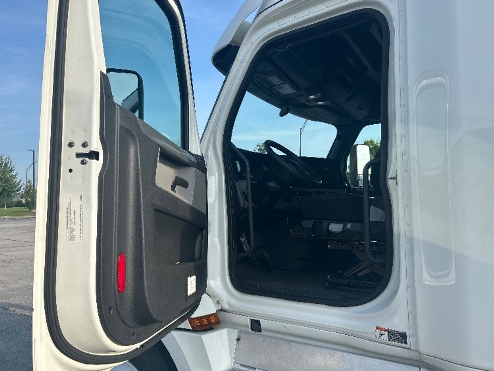 Sleeper Tractor-Heavy Duty Tractors-Freightliner-2020-T12664ST-Davenport-IA-566,486\n\t\tmiles-$ 59,750 - Image 9