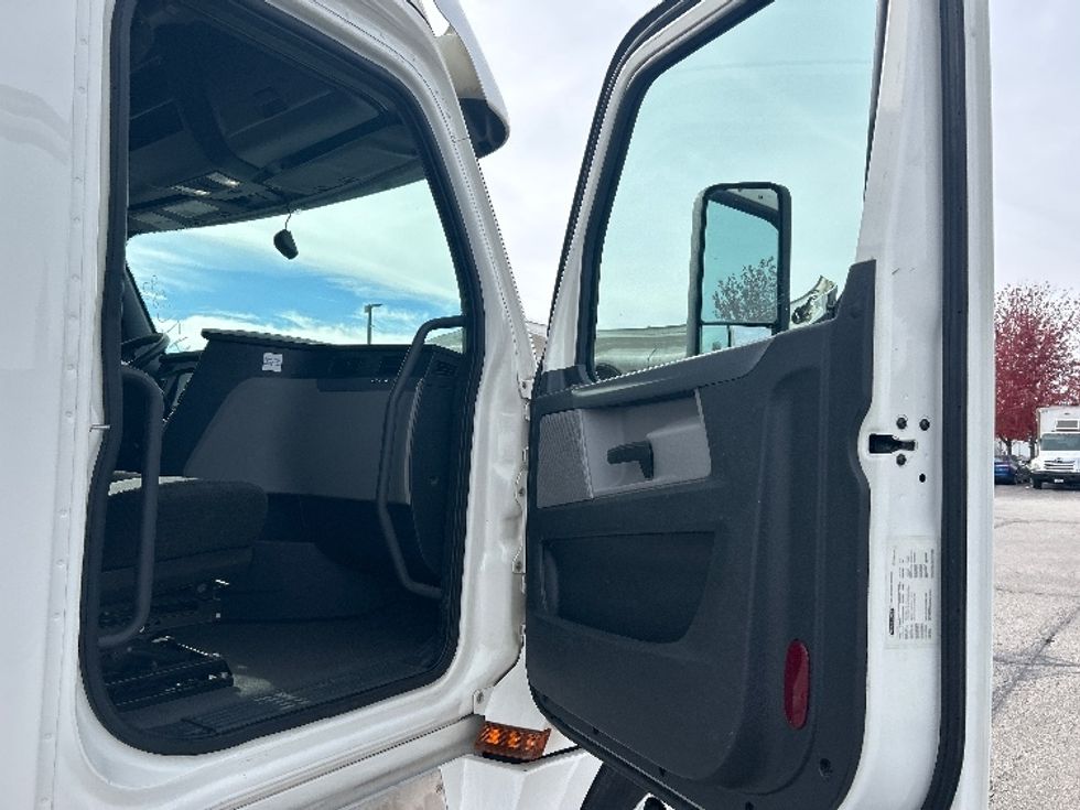 Sleeper Tractor-Heavy Duty Tractors-Freightliner-2020-T12664ST-Davenport-IA-649,000\n\t\tmiles-$ 52,250 - Image 13