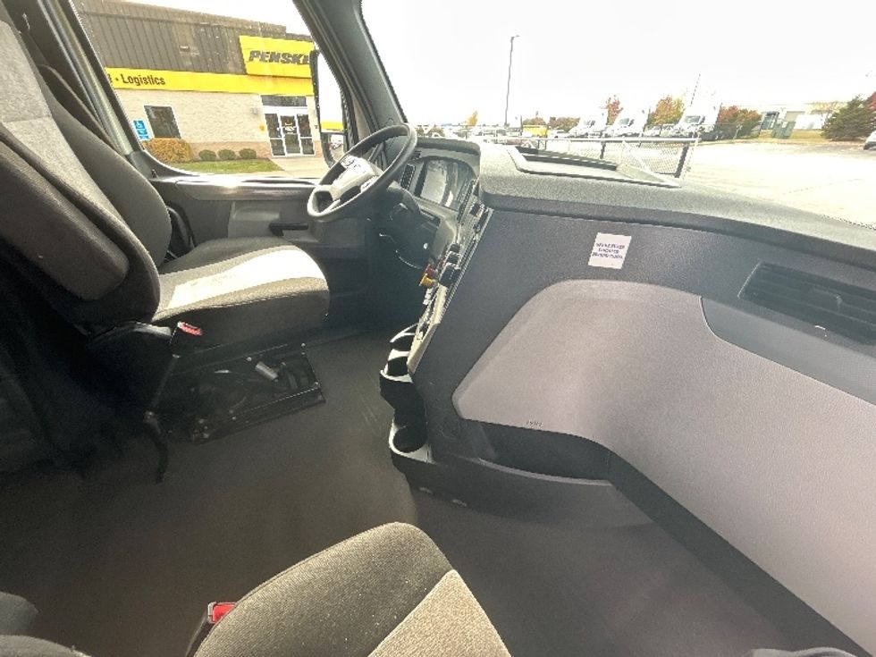 Sleeper Tractor-Heavy Duty Tractors-Freightliner-2020-T12664ST-Davenport-IA-649,000\n\t\tmiles-$ 52,250 - Image 15