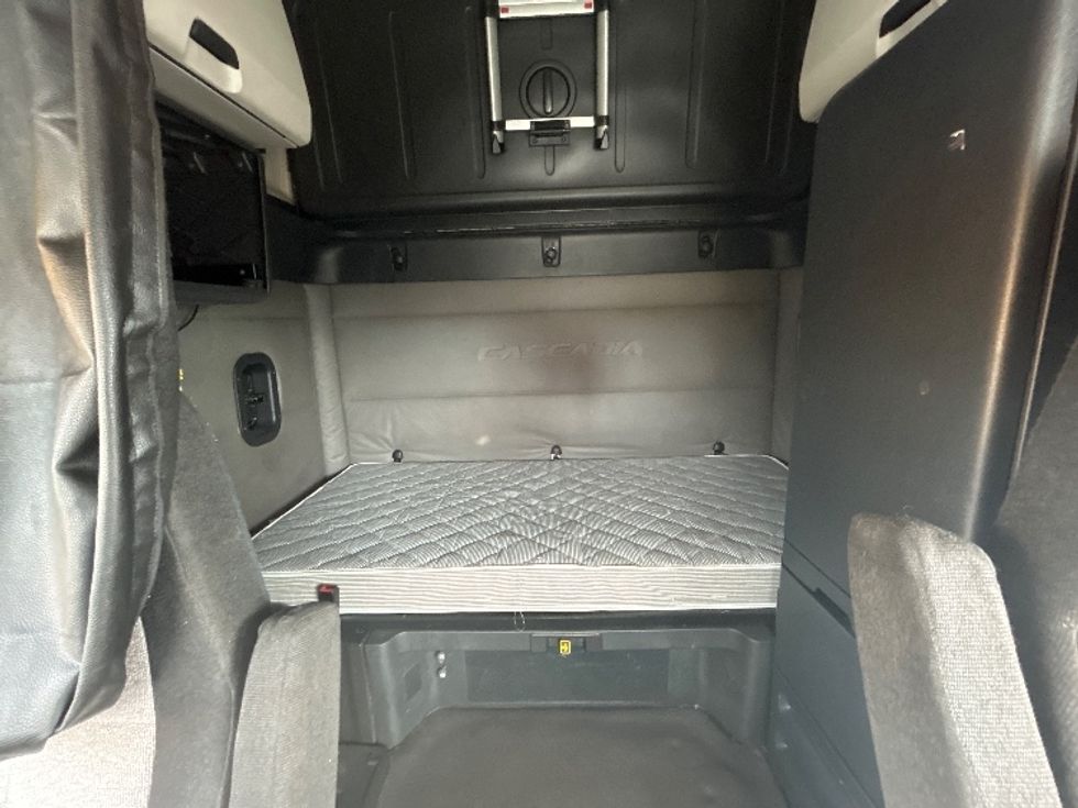 Sleeper Tractor-Heavy Duty Tractors-Freightliner-2020-T12664ST-Davenport-IA-649,000\n\t\tmiles-$ 52,250 - Image 16