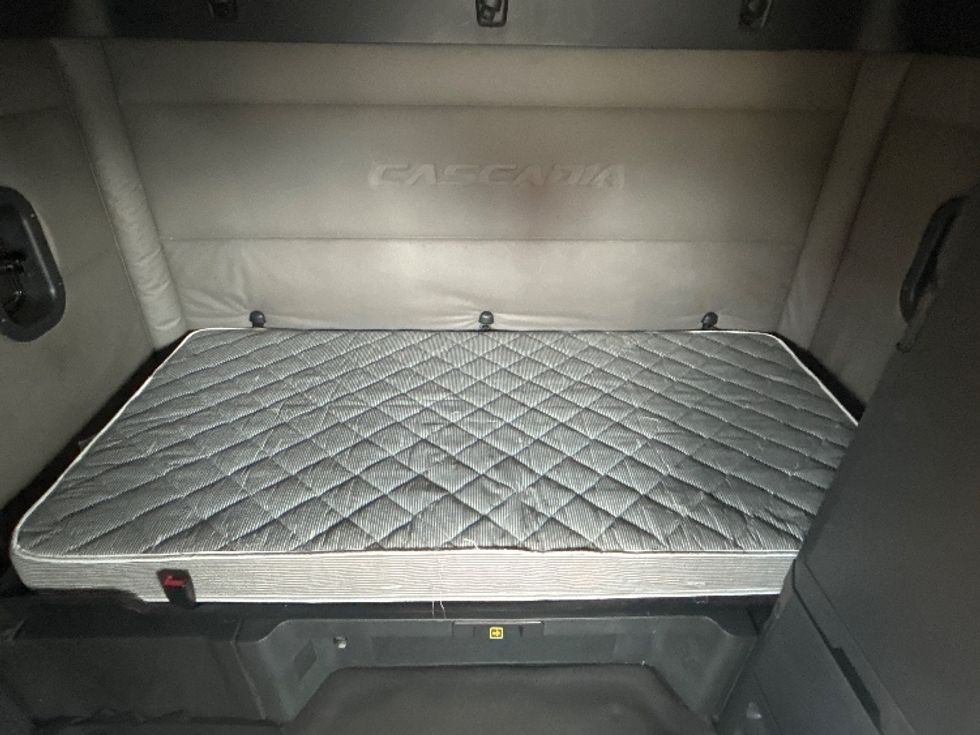 Sleeper Tractor-Heavy Duty Tractors-Freightliner-2020-T12664ST-Davenport-IA-649,000\n\t\tmiles-$ 52,250 - Image 17