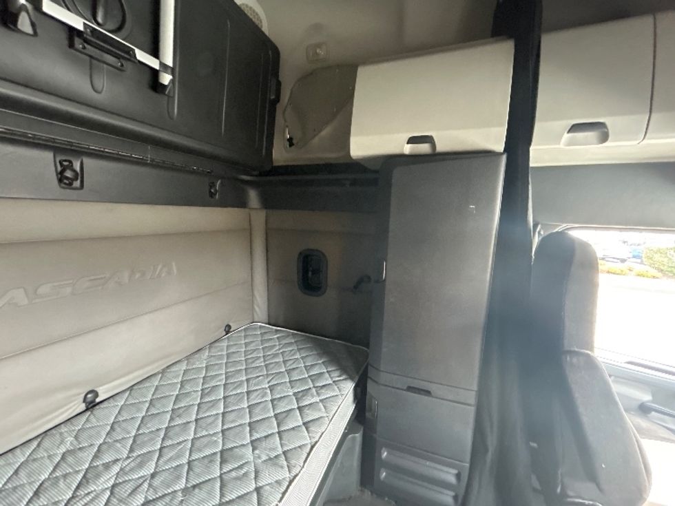 Sleeper Tractor-Heavy Duty Tractors-Freightliner-2020-T12664ST-Davenport-IA-649,000\n\t\tmiles-$ 52,250 - Image 18