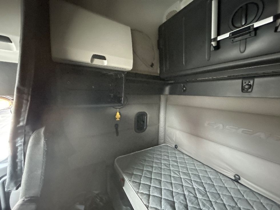 Sleeper Tractor-Heavy Duty Tractors-Freightliner-2020-T12664ST-Davenport-IA-649,000\n\t\tmiles-$ 52,250 - Image 19