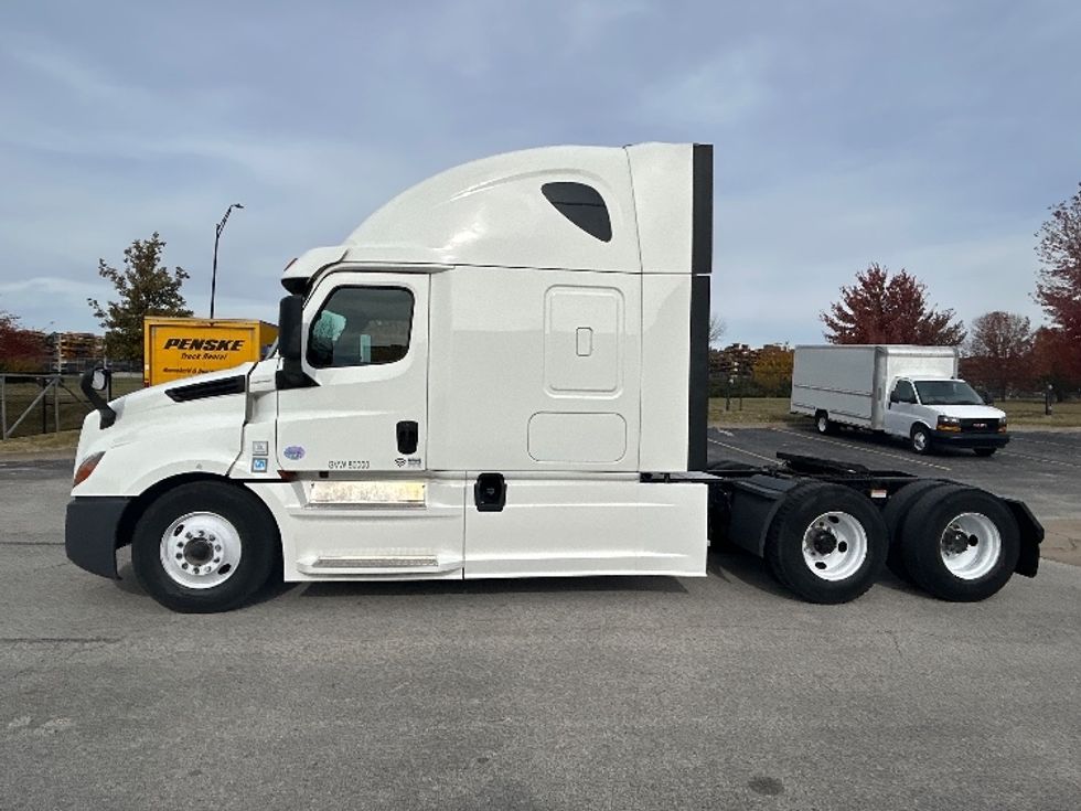Sleeper Tractor-Heavy Duty Tractors-Freightliner-2020-T12664ST-Davenport-IA-649,000\n\t\tmiles-$ 52,250 - Image 4