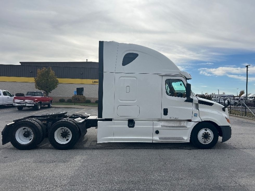 Sleeper Tractor-Heavy Duty Tractors-Freightliner-2020-T12664ST-Davenport-IA-649,000\n\t\tmiles-$ 52,250 - Image 8