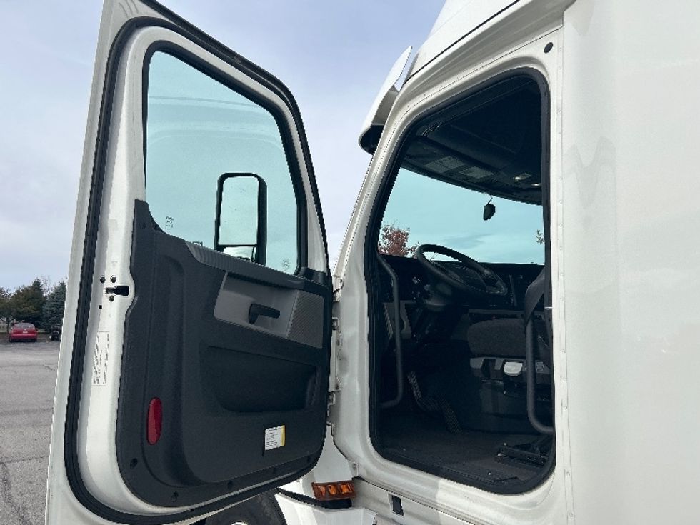 Sleeper Tractor-Heavy Duty Tractors-Freightliner-2020-T12664ST-Davenport-IA-649,000\n\t\tmiles-$ 52,250 - Image 9