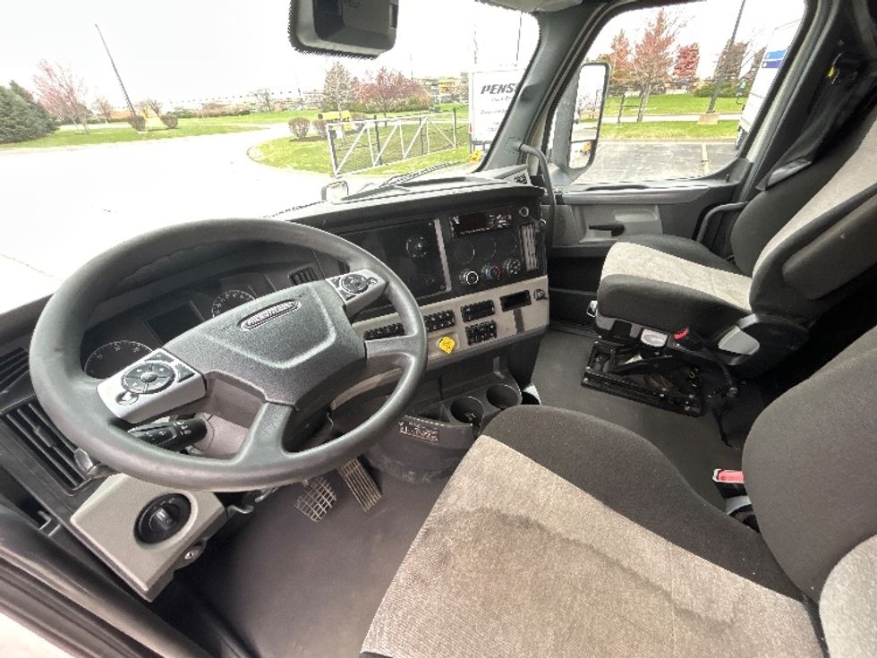 Sleeper Tractor-Heavy Duty Tractors-Freightliner-2020-T12664ST-Davenport-IA-697,621\n\t\tmiles-$ 42,250 - Image 10