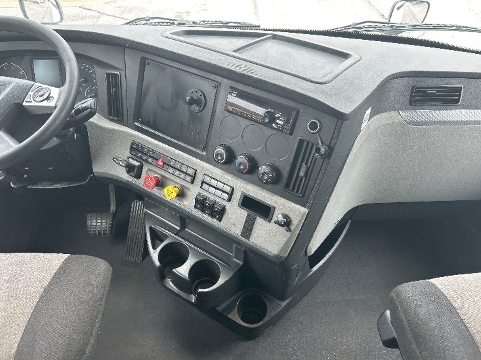 Sleeper Tractor-Heavy Duty Tractors-Freightliner-2020-T12664ST-Davenport-IA-697,621\n\t\tmiles-$ 42,250 - Image 12