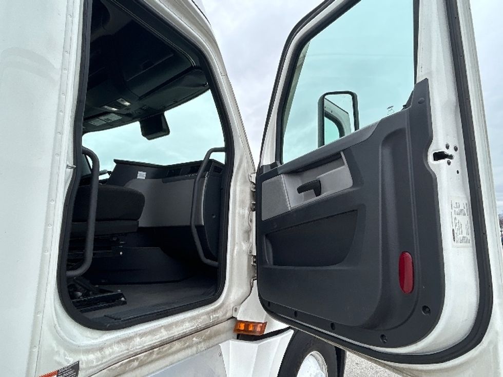 Sleeper Tractor-Heavy Duty Tractors-Freightliner-2020-T12664ST-Davenport-IA-697,621\n\t\tmiles-$ 42,250 - Image 13