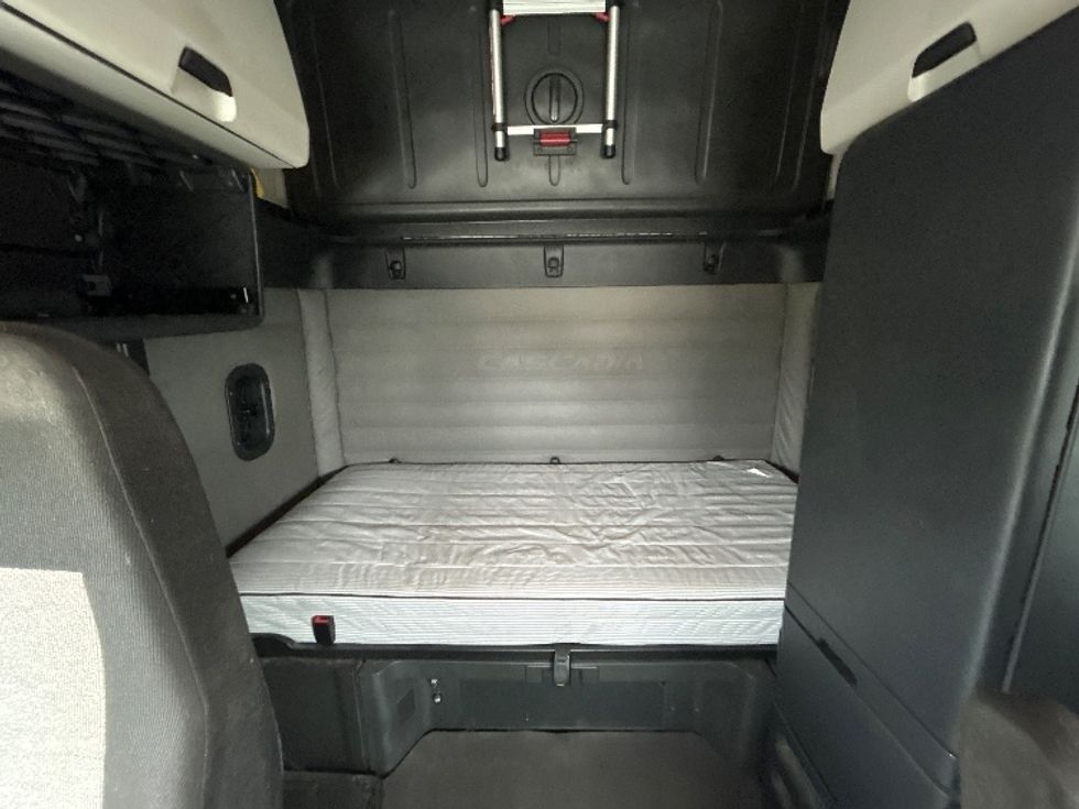 Sleeper Tractor-Heavy Duty Tractors-Freightliner-2020-T12664ST-Davenport-IA-697,621\n\t\tmiles-$ 42,250 - Image 16