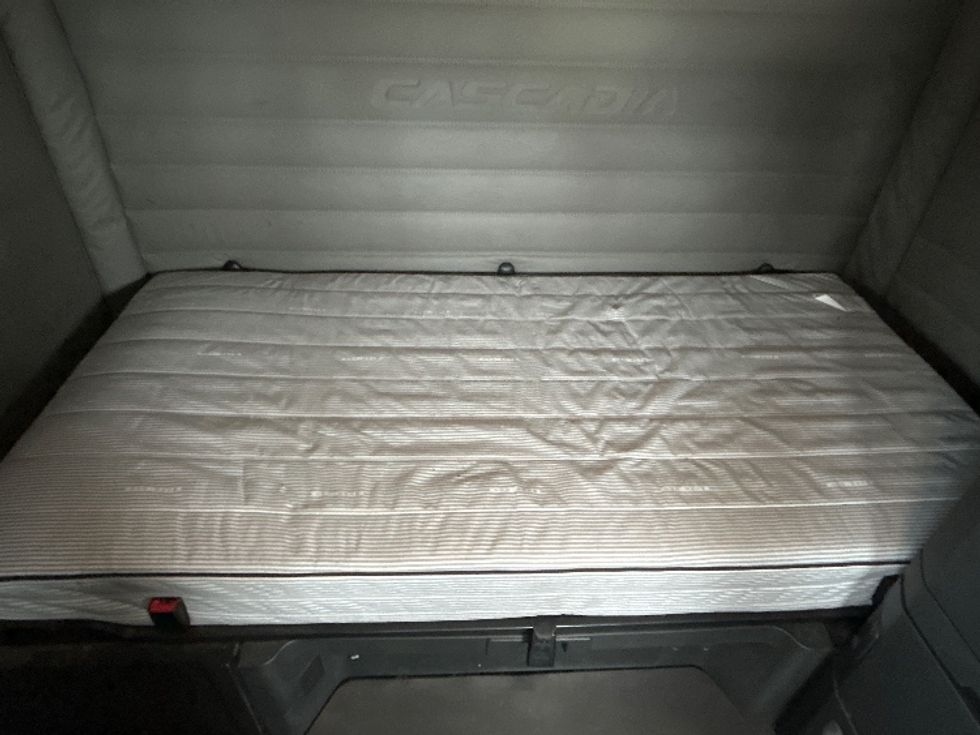 Sleeper Tractor-Heavy Duty Tractors-Freightliner-2020-T12664ST-Davenport-IA-697,621\n\t\tmiles-$ 42,250 - Image 17