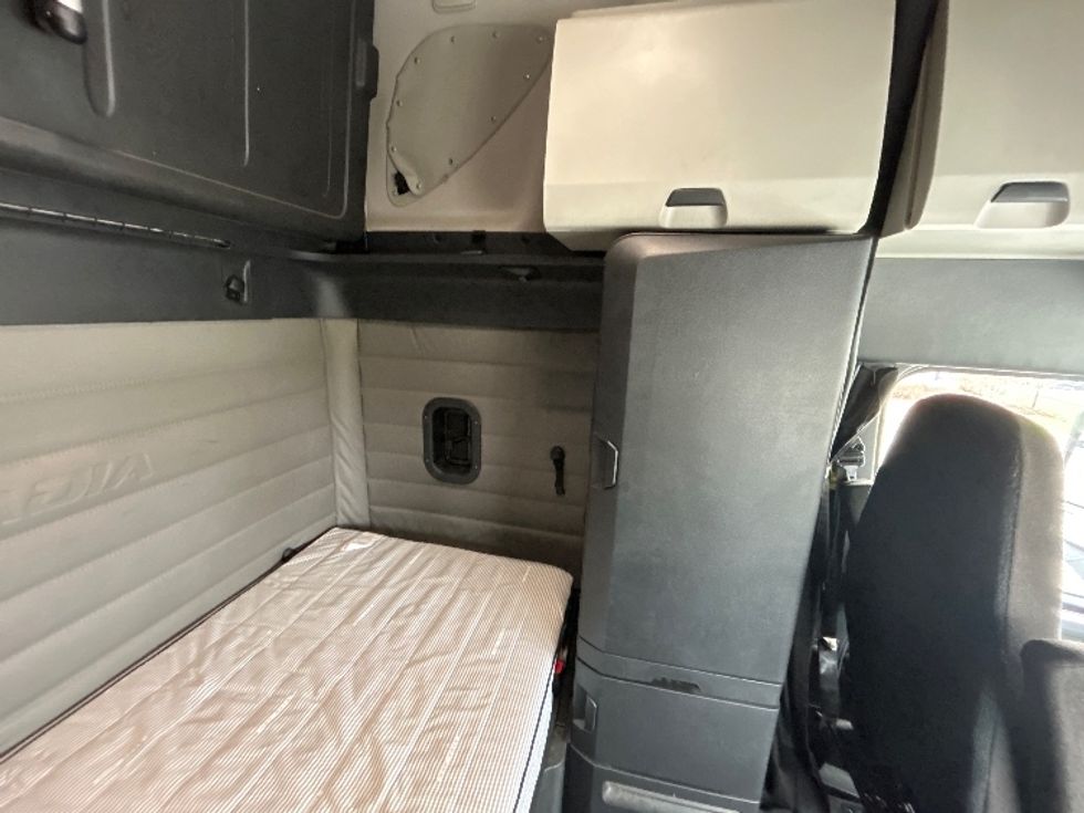 Sleeper Tractor-Heavy Duty Tractors-Freightliner-2020-T12664ST-Davenport-IA-697,621\n\t\tmiles-$ 42,250 - Image 18