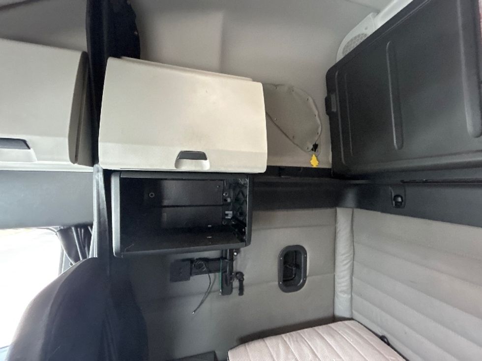 Sleeper Tractor-Heavy Duty Tractors-Freightliner-2020-T12664ST-Davenport-IA-697,621\n\t\tmiles-$ 42,250 - Image 19