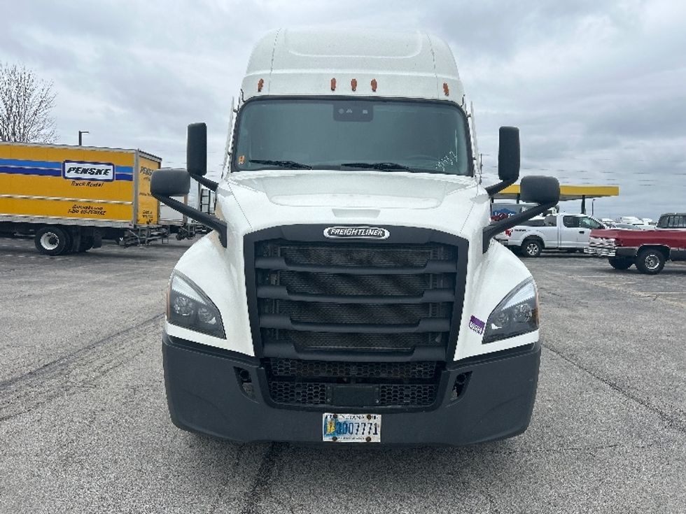 Sleeper Tractor-Heavy Duty Tractors-Freightliner-2020-T12664ST-Davenport-IA-697,621\n\t\tmiles-$ 42,250 - Image 2