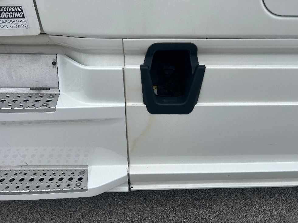 Sleeper Tractor-Heavy Duty Tractors-Freightliner-2020-T12664ST-Davenport-IA-697,621\n\t\tmiles-$ 42,250 - Image 23