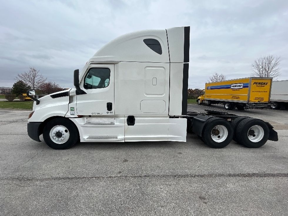 Sleeper Tractor-Heavy Duty Tractors-Freightliner-2020-T12664ST-Davenport-IA-697,621\n\t\tmiles-$ 42,250 - Image 4