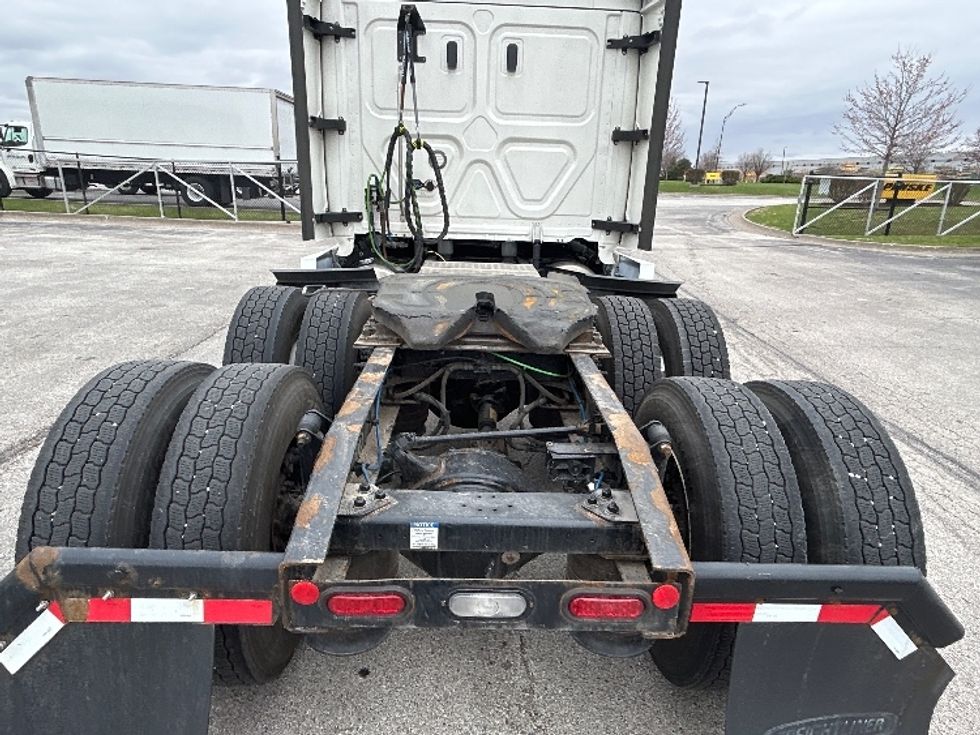 Sleeper Tractor-Heavy Duty Tractors-Freightliner-2020-T12664ST-Davenport-IA-697,621\n\t\tmiles-$ 42,250 - Image 6