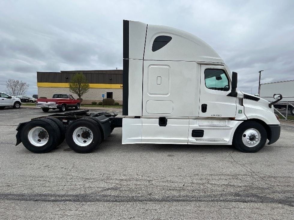 Sleeper Tractor-Heavy Duty Tractors-Freightliner-2020-T12664ST-Davenport-IA-697,621\n\t\tmiles-$ 42,250 - Image 8