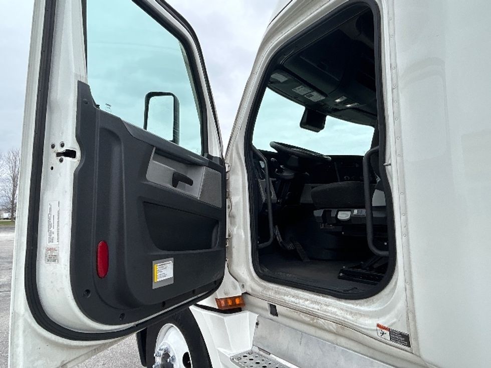 Sleeper Tractor-Heavy Duty Tractors-Freightliner-2020-T12664ST-Davenport-IA-697,621\n\t\tmiles-$ 42,250 - Image 9