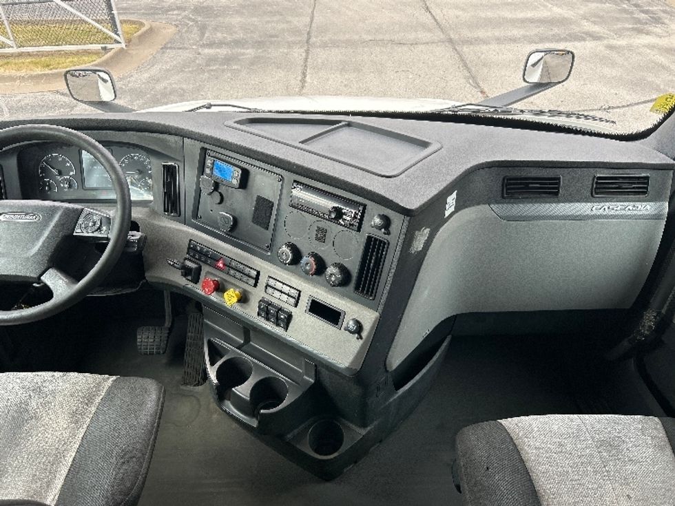 Sleeper Tractor-Heavy Duty Tractors-Freightliner-2020-T12664ST-Davenport-IA-790,000\n\t\tmiles-$ 41,500 - Image 12