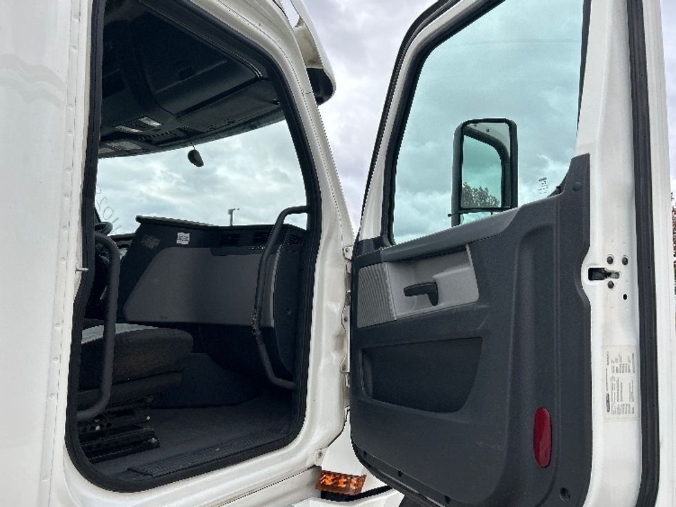 Sleeper Tractor-Heavy Duty Tractors-Freightliner-2020-T12664ST-Davenport-IA-790,000\n\t\tmiles-$ 41,500 - Image 13