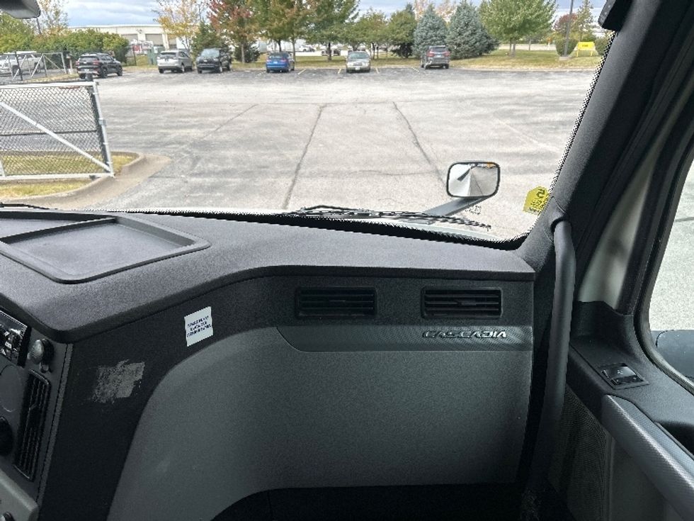 Sleeper Tractor-Heavy Duty Tractors-Freightliner-2020-T12664ST-Davenport-IA-790,000\n\t\tmiles-$ 41,500 - Image 14