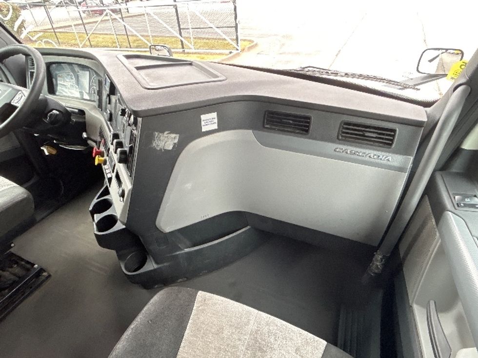 Sleeper Tractor-Heavy Duty Tractors-Freightliner-2020-T12664ST-Davenport-IA-790,000\n\t\tmiles-$ 41,500 - Image 15