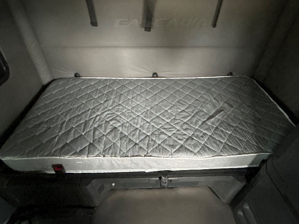 Sleeper Tractor-Heavy Duty Tractors-Freightliner-2020-T12664ST-Davenport-IA-790,000\n\t\tmiles-$ 41,500 - Image 17