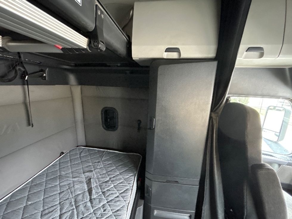 Sleeper Tractor-Heavy Duty Tractors-Freightliner-2020-T12664ST-Davenport-IA-790,000\n\t\tmiles-$ 41,500 - Image 18