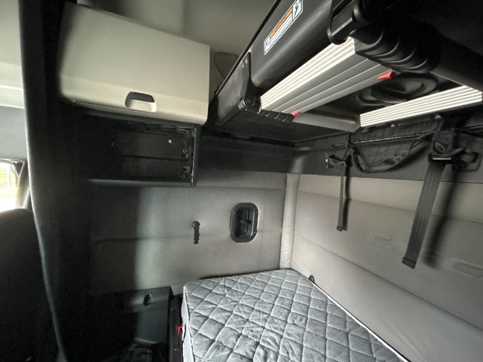 Sleeper Tractor-Heavy Duty Tractors-Freightliner-2020-T12664ST-Davenport-IA-790,000\n\t\tmiles-$ 41,500 - Image 19