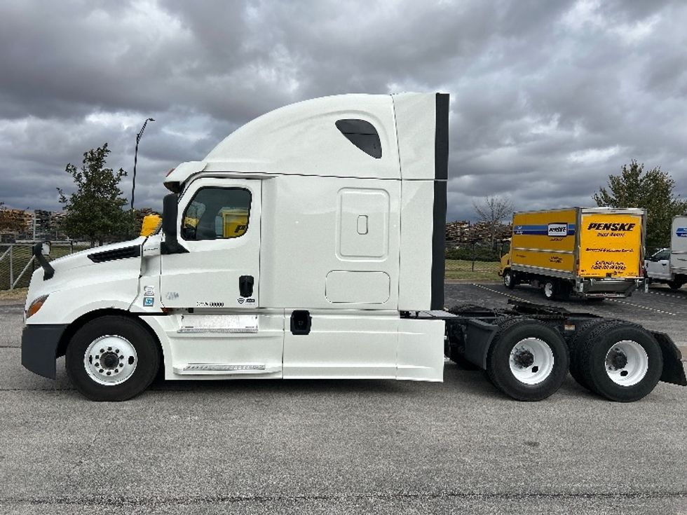 Sleeper Tractor-Heavy Duty Tractors-Freightliner-2020-T12664ST-Davenport-IA-790,000\n\t\tmiles-$ 41,500 - Image 4
