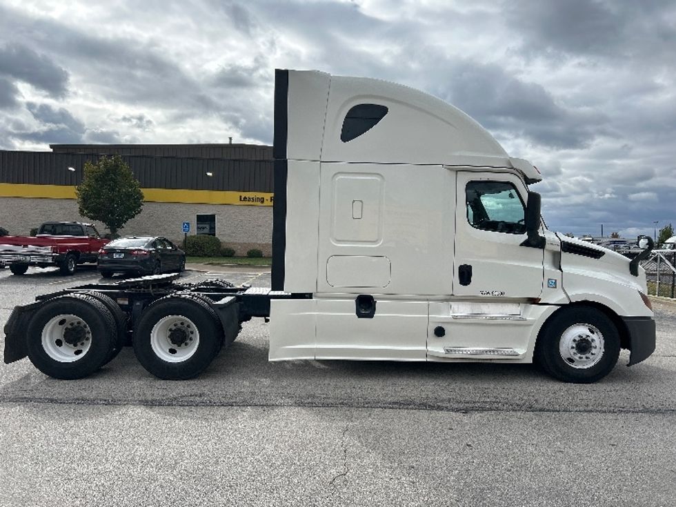 Sleeper Tractor-Heavy Duty Tractors-Freightliner-2020-T12664ST-Davenport-IA-790,000\n\t\tmiles-$ 41,500 - Image 8