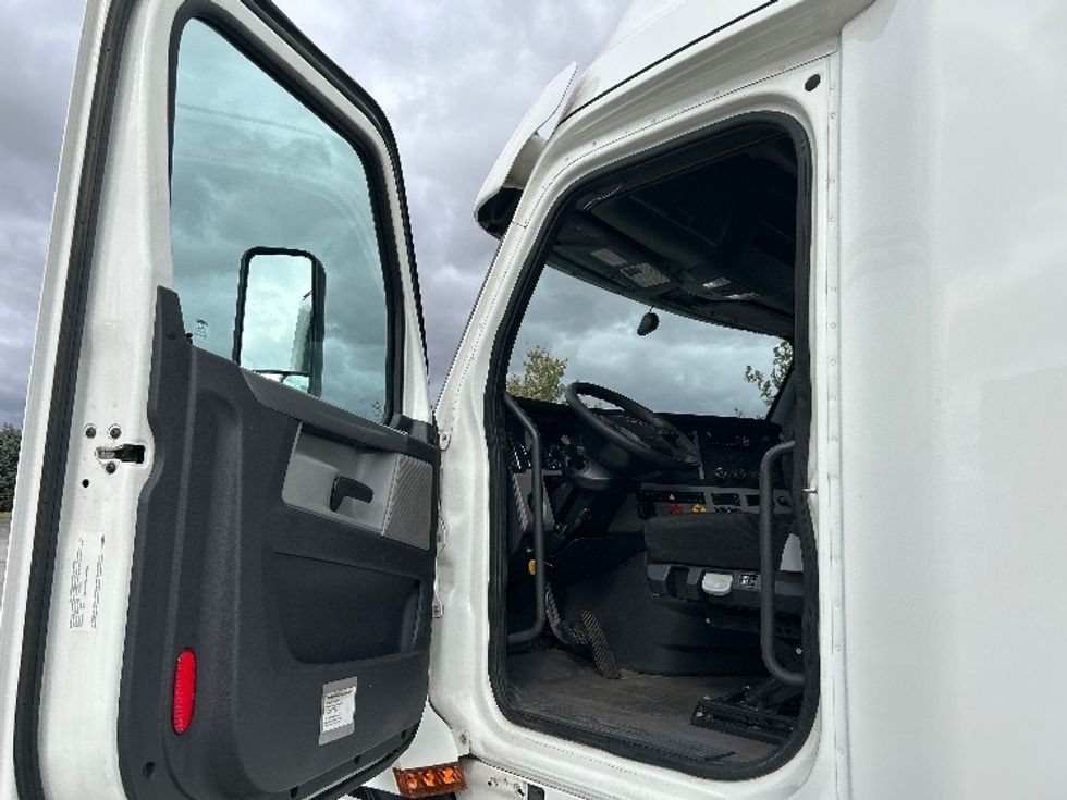 Sleeper Tractor-Heavy Duty Tractors-Freightliner-2020-T12664ST-Davenport-IA-790,000\n\t\tmiles-$ 41,500 - Image 9