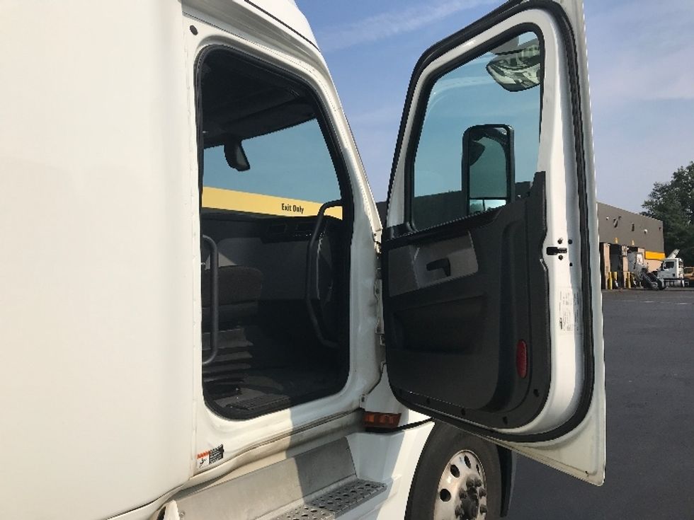 Sleeper Tractor-Heavy Duty Tractors-Freightliner-2020-T12664ST-Dayton-NJ-585,809\n\t\tmiles-$ 56,750 - Image 13